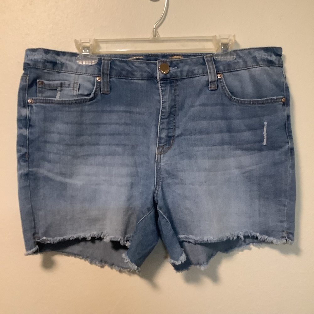 Seven 7 Women’s The Weekend short size 16light distressed frayed hem denim short